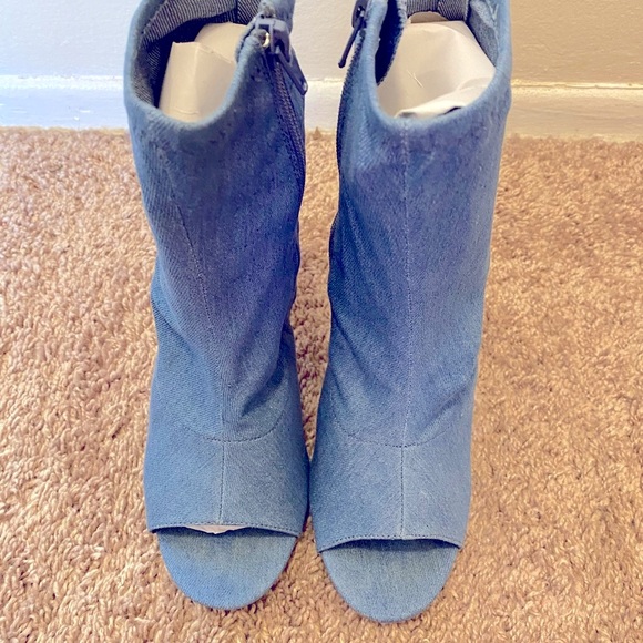 BAMBOO Chic Blue Jean and Gold Heeled Boots with Asymmetrical Design
💥Like New💥 - Picture 9 of 13